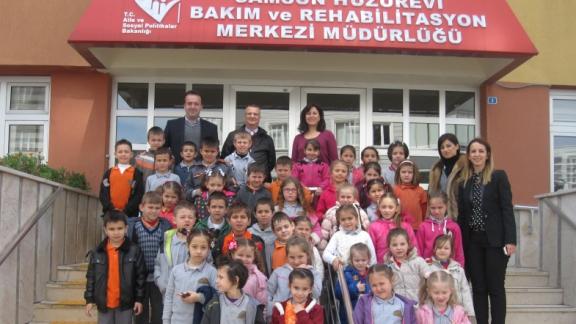 Müdürlüğümüze bağlı Devgeriş İlkokulu öğrencileri Yaşlılar Haftası etkinliği kapsamında Samsun Huzurevi Bakım ve Rehabilitasyon Merkezi Müdürlüğünü  ziyaret ettiler.