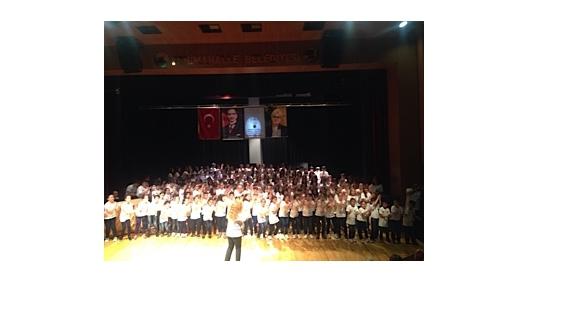 İlçemiz Emrullah Efendi Ortaokulu Çocuk Korosu, Müzik Öğretmeni Gülin ÖZİSKENDER ile birlikte Ankara da kurulan dev orkestraya katıldı.