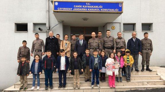 Toptepe İlkokulu Öğrencileri, Çayırkent Jandarma Karakol Komutanlığı´nı Ziyaret Ederek Askerlerlerimizle Bir Araya Geldiler