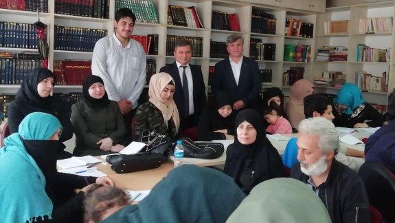 İlçe Milli Eğitim Müdürümüz Sayın Mustafa UZUNLAR 100. Yıl İlkokulu´nda Mültecilere Yönelik Açılan Okuma Yazma ve Türkçe Öğretimi Kursunu Ziyaret Etti