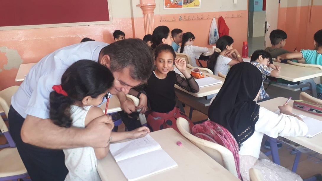 İlçe Milli Eğitim Müdürümüz Mustafa UZUNLAR Mülteci Öğrencilere Yönelik Yaz Okulunu Ziyaret Etti