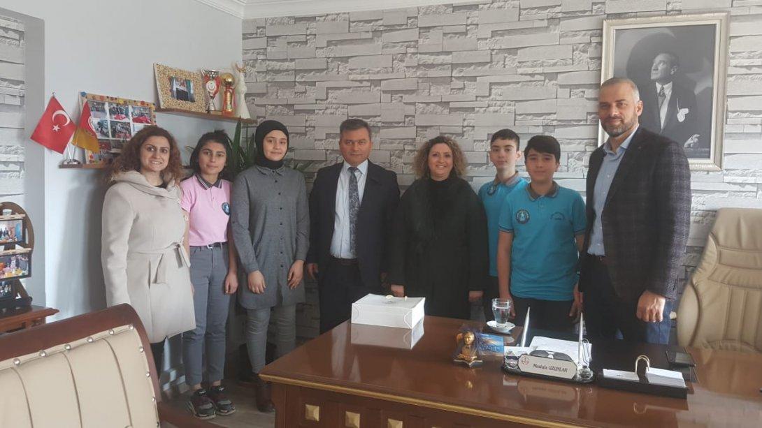 Fatih Ortaokulu Müdürü,Öğretmenleri Ve Öğrencileri  İlçe Milli Eğitim Müdürü Mustafa UZUNALAR 'ın Öğretmenler Günü'nü Kutladı