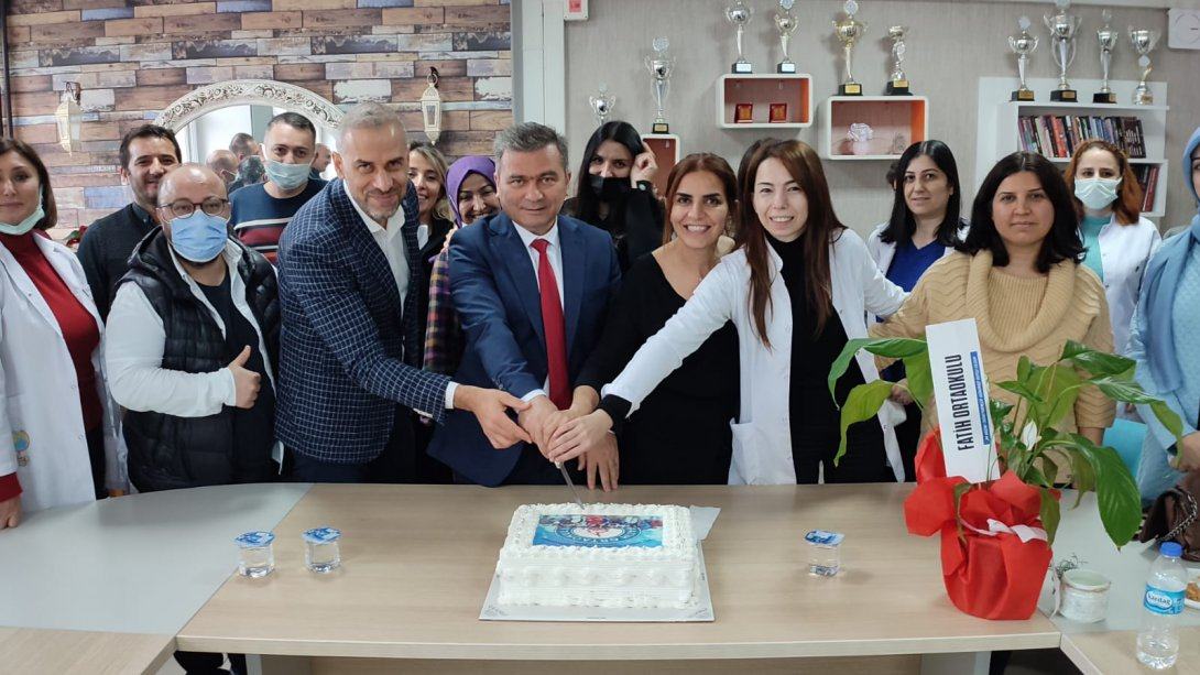 İlçe Milli Eğitim Müdürümüz Mustafa UZUNLAR Okullarımızda Öğretmenler Günü Kutlama Programlarına İştirak etti...