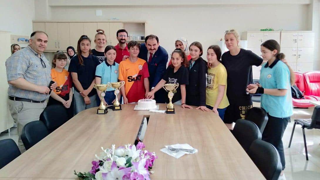 Hasköy ve Uludağ Ortaokullarımızın Başarılı Sporcularıyla Kutlama Yapıldı...