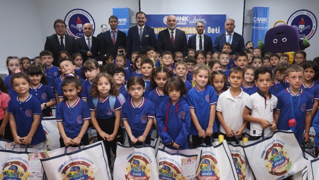 Canik Belediyemizin Hediyesi Olan Çanta ve Kırtasiye Setlerini Tüm Öğrencilerimizle Buluşturduk...